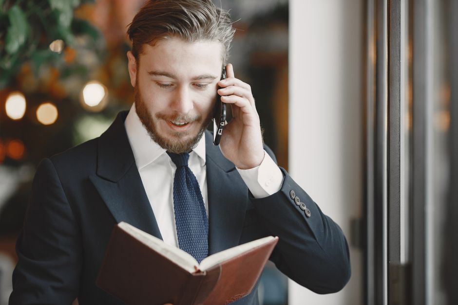 Djelatnik odgovara na upite kupaca telefonom